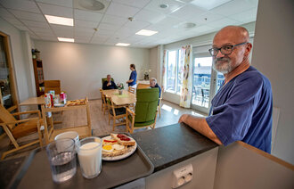 Bildet viser Einar Cyvin på Prestheia omsorgssenter i Kristiansand.