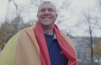 Bildet viser Ole Kristian Joten med et pride-flagg over skuldrene.