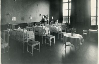 Bildet viser barn i en sykehussal.