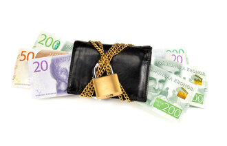 Bilde av lommebok med hengelås og hvor svenske pengesedler stikker ut.