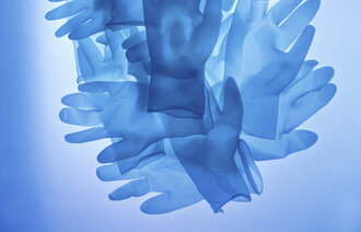 Bildet viser en haug med blå engangshansker.
