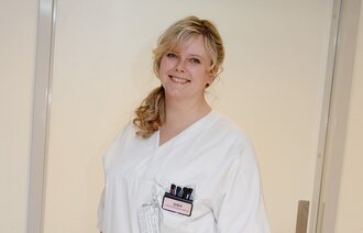 Bildet viser Gry Dølemo i sykepleieruniform.