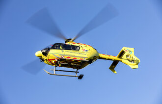 Bildet viser en helikopter fra luftambulansen