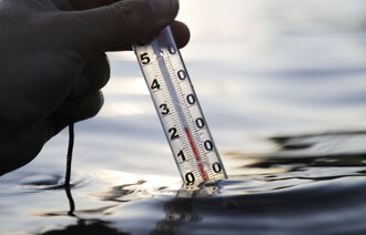 Bildet viser et termometer som måler tjuetre grader i sjøen på Paradisbukta på Bygdøy
