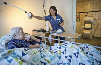 Sykepleier Gitte Jensen med pasient Gunhild Lillian Madsen (71).