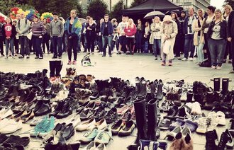 Verdens overdosedag markeres på med mange tomme sko som står på rad og rekke. De symboliserer de som har mistet  livet i overdose. Bildet er fra Festplassen i Bergen fra markeringen i 2015.