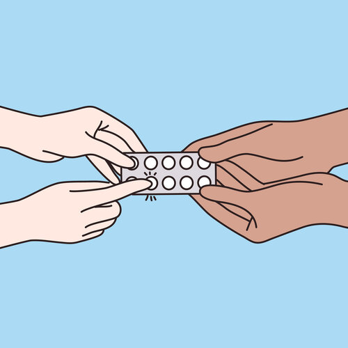 Illustrasjonen viser hender som holder i et brett med piller.