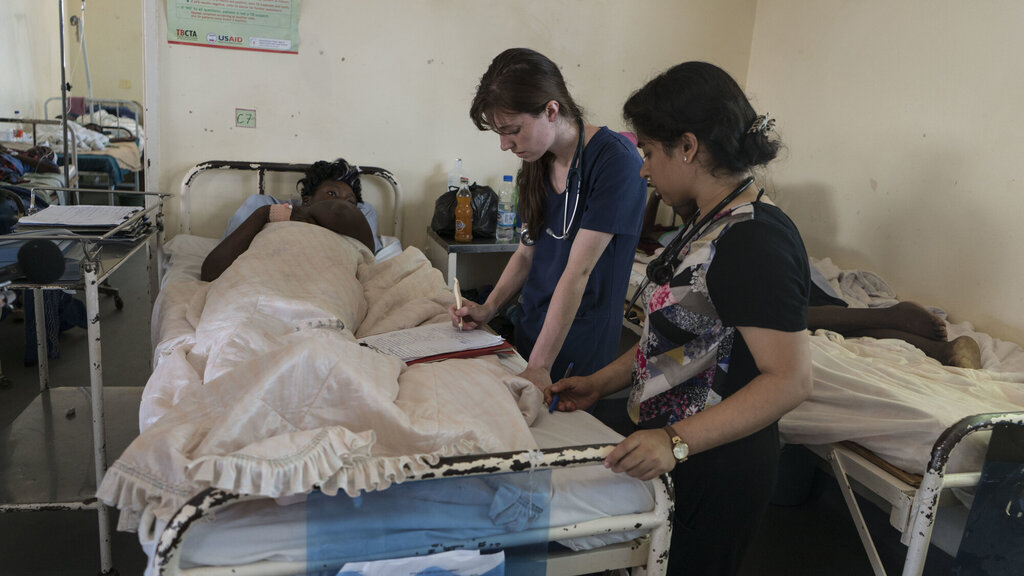 Bildet viser canadiske studenter og en pasient på sykehuset i Karanda, Zimbabwe.