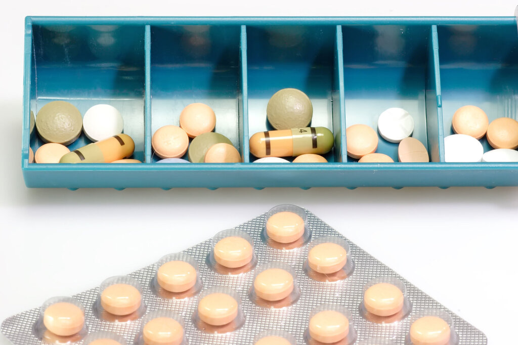 Bildet viser en dosett med ulike tabletter.