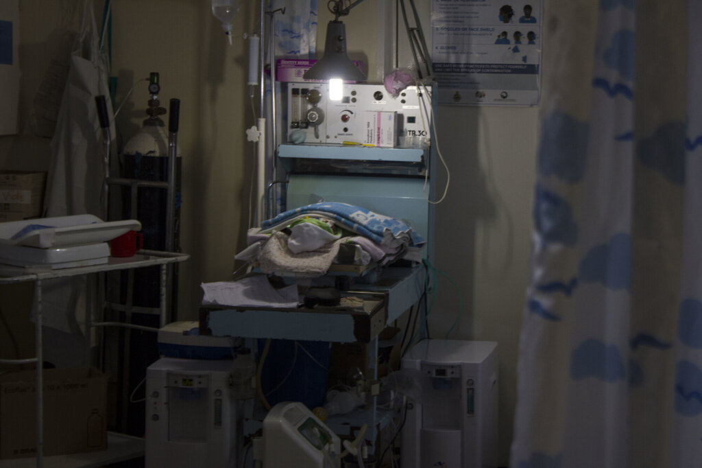 Bildet viser en baby i respirator på Karanda sykehus, Zimbabwe