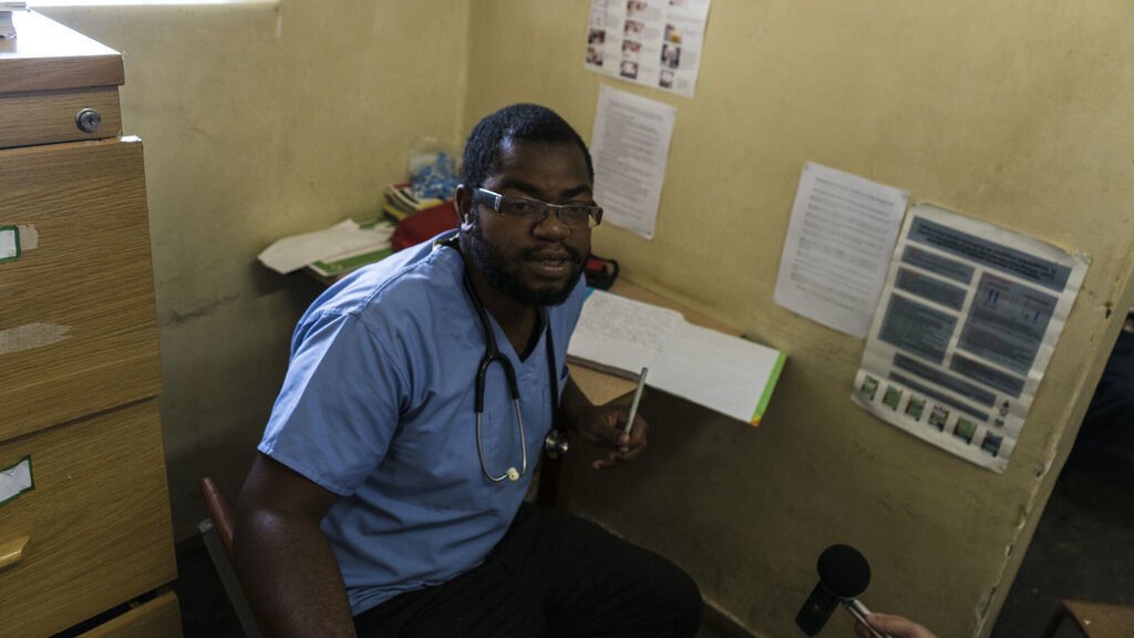 Dr. Sasa, allemennlege på Karanda sykehus, Zimbabwe