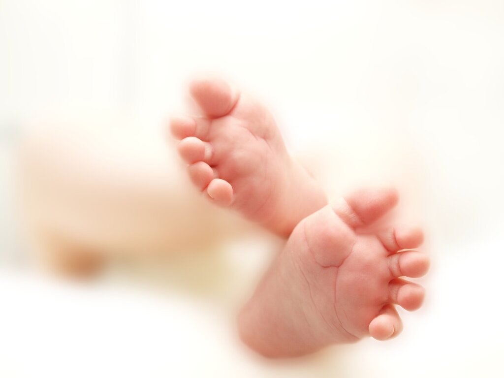 Bildet viser føttene til en liten baby