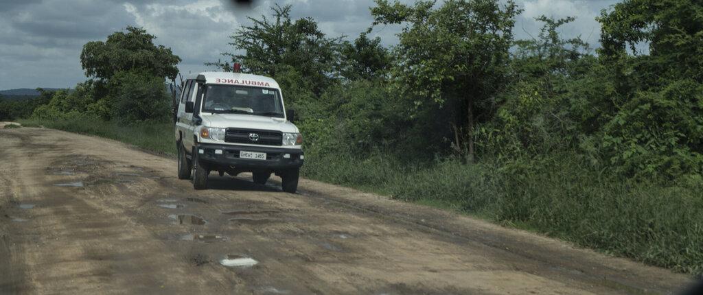 Bildet viser ambulanse på vei til sykehuset i Karanda, Zimbabwe.