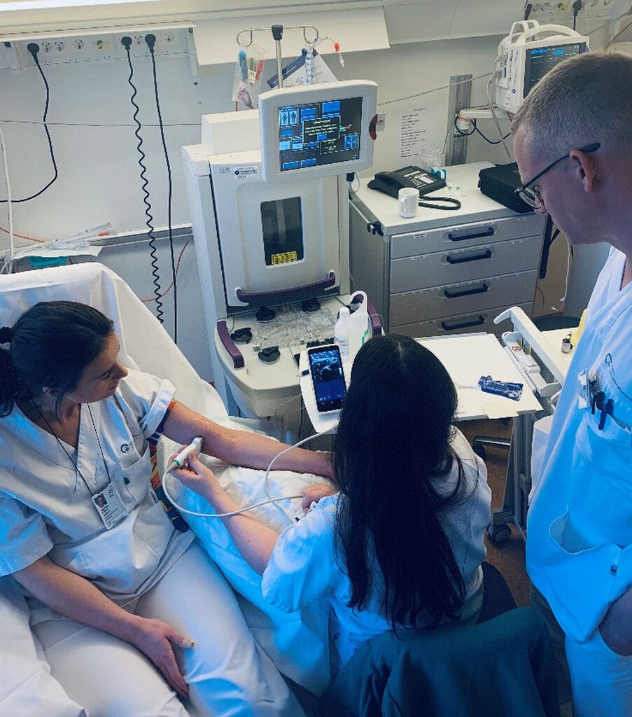 Bildet viser sykepleiere som øver seg å bruke ultralyd.