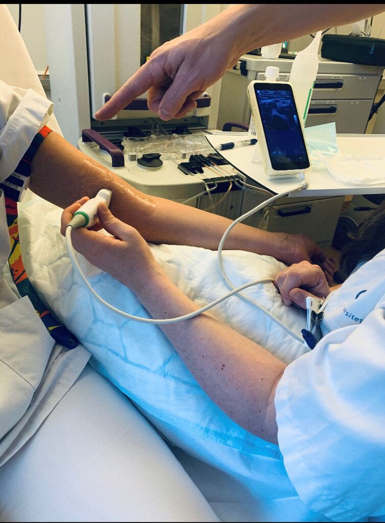 Bildet viser sykepleier som lærer å bruke ultralyd.