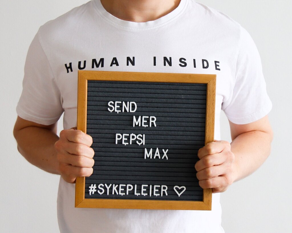 Bildet viser Anders Christoffersen som holder opp en tavle der det står send mer pepsi max.