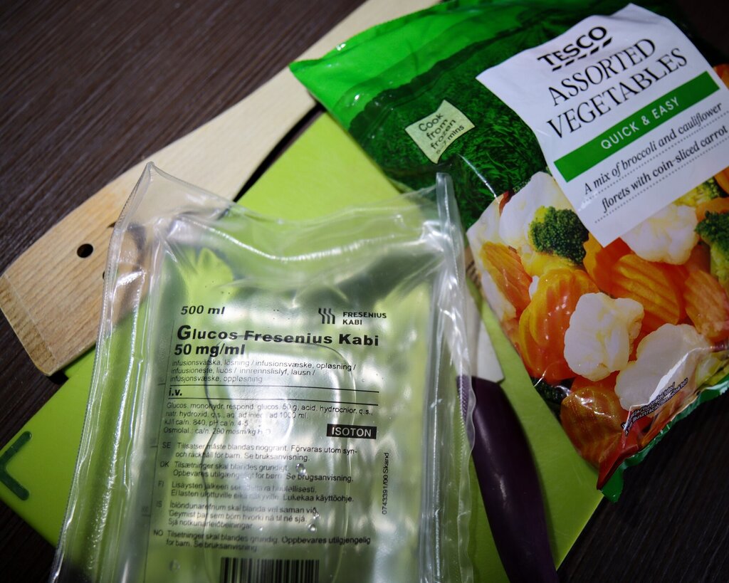 Bildet viser en pose med glukose og en pose med frosne grønnsaker.