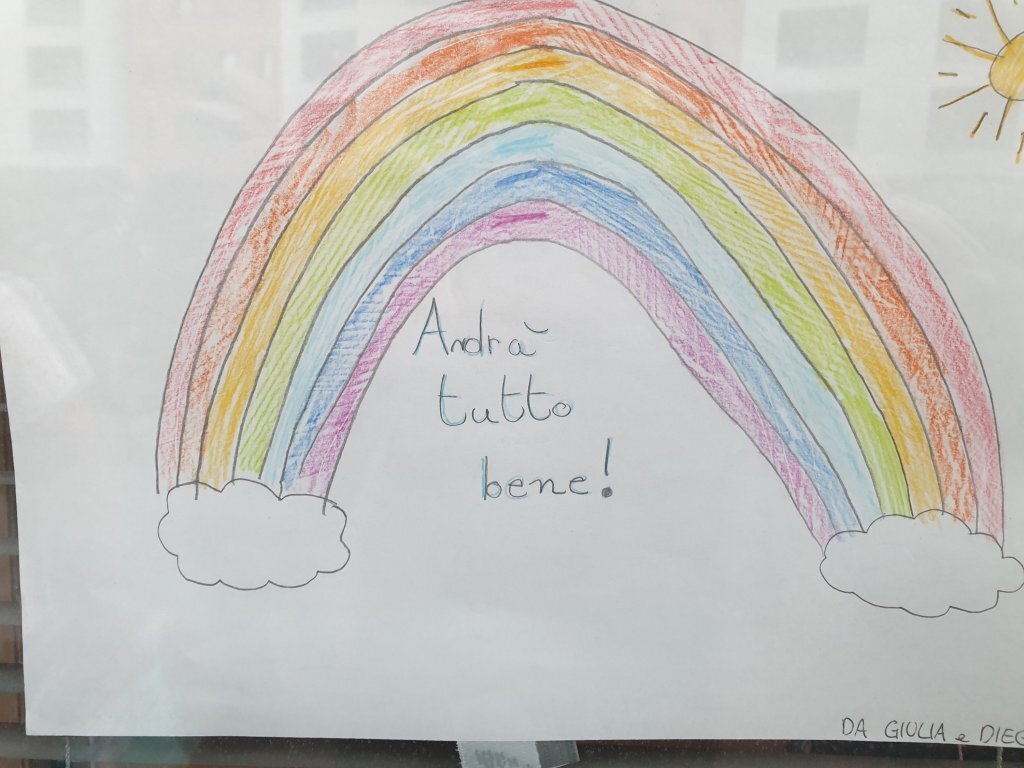 Tegningen viser en regnbue og teksten Andrà tutto bene.