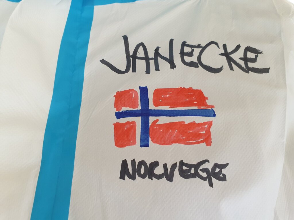 Bildet viser en smitteverndrakt med et tegnet norsk flagg på og navnet Janecke.