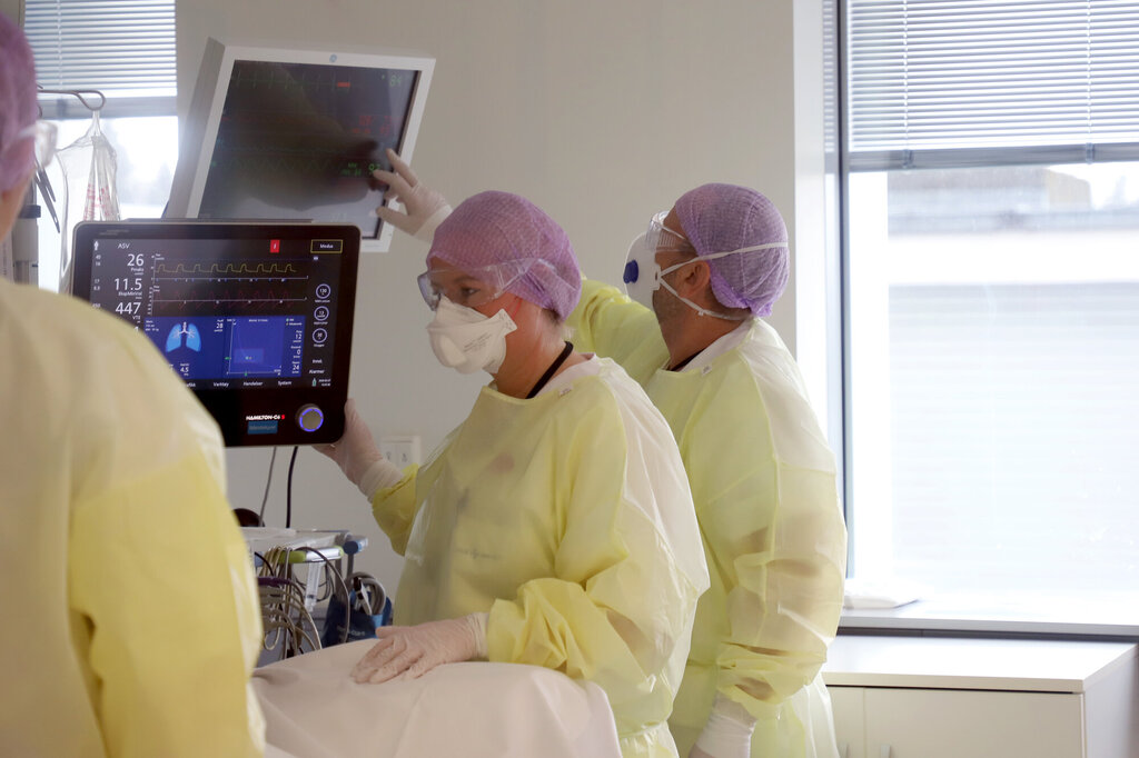 Bildet viser intensivsykepleiere inne på et pasientrom på Akershus universitetssykehus