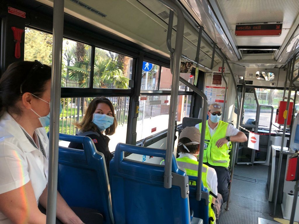 Bildet viser medisinsk innsatsteam på bussen.
