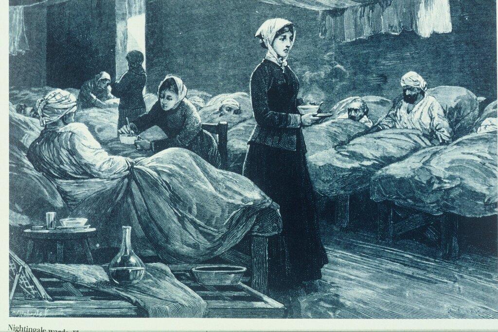Litografi viser Florence Nigntingale og flere sykepleiere i arbeid på et feltsykehus