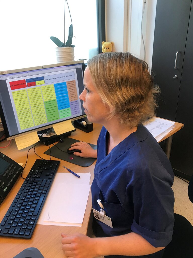 Bildet viser Laila Huse Skoglund på legevakttelefonen
