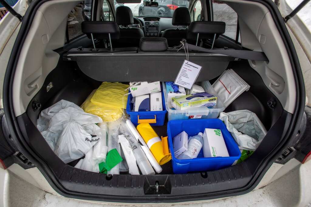 Bildet viser bagasjerommet til Therese Wahls bil fullt av test- og smittevernutstyr
