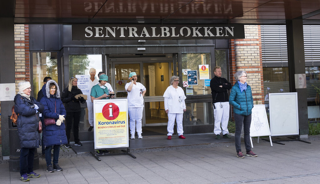 Bildet viser noen få fremmøtte ved Ullevåls hovedinngang