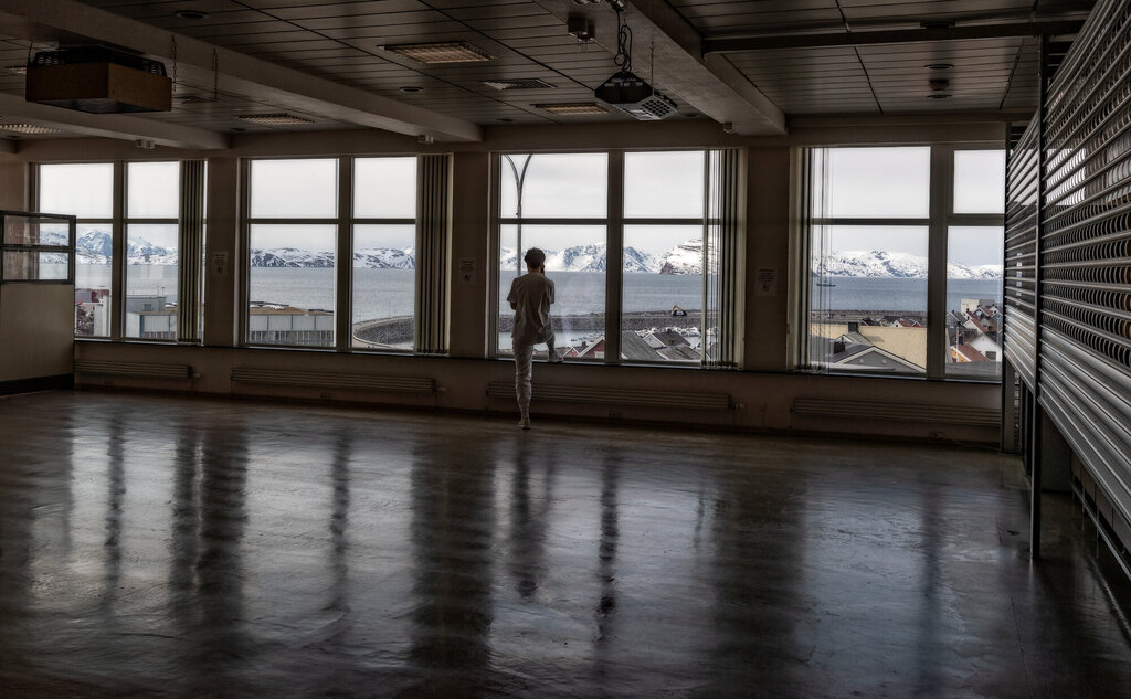 Bilder viser helsepersonell alene i et tomt rom på Hammerfest sykehus