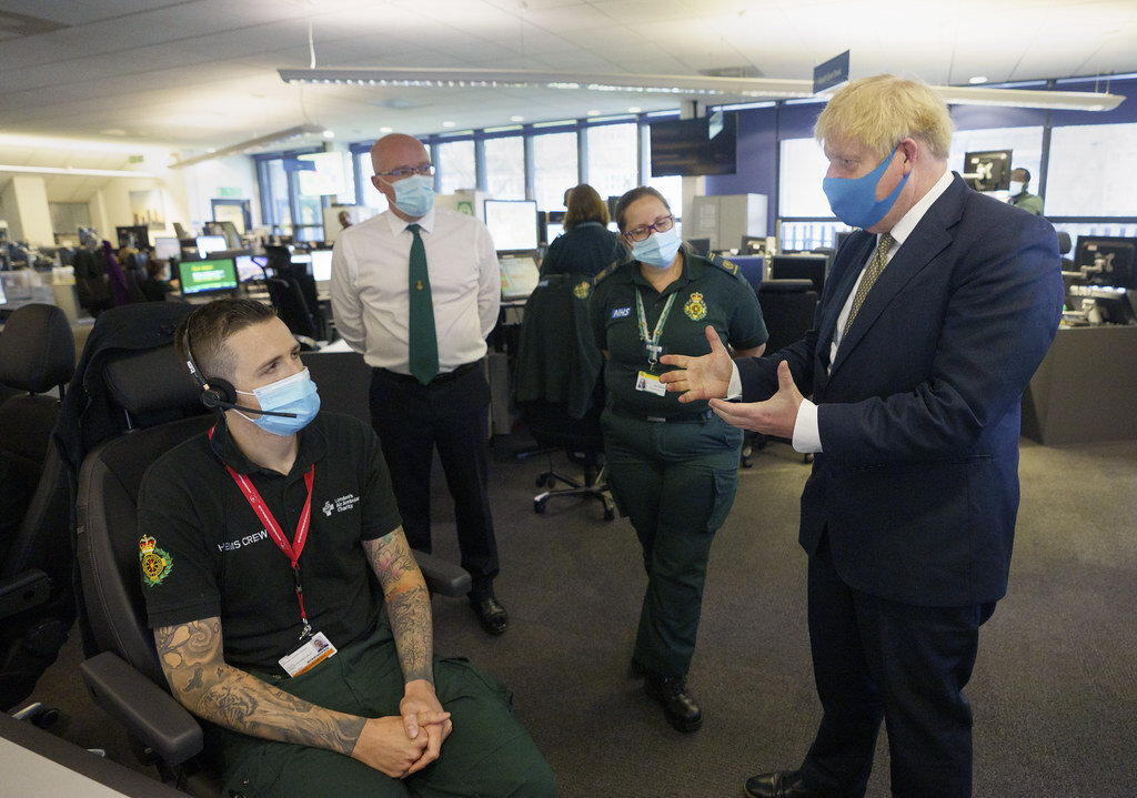 Bildet viser Storbritannias statsminister Boris Johnson som besøker Londons ambulansetjeneste iført munnbind