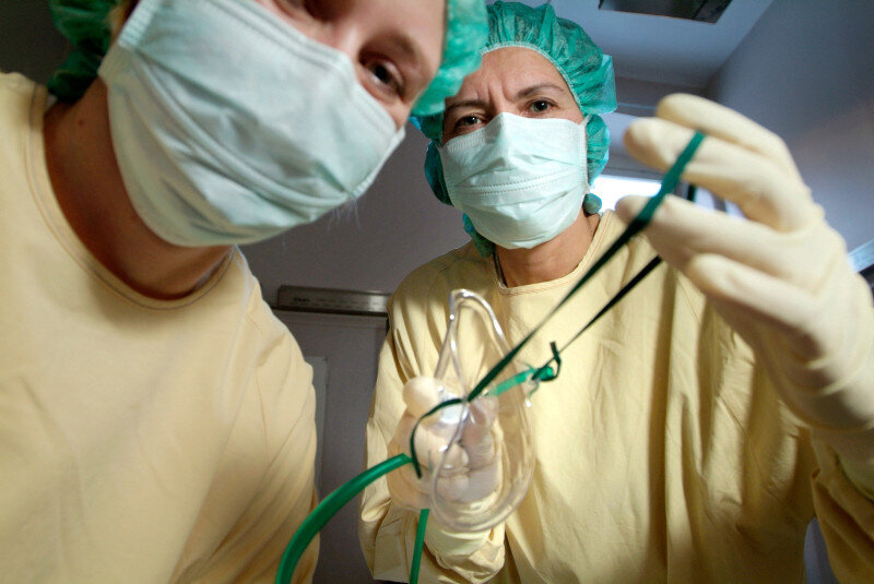 To sykepleiere med smittevernutstyr