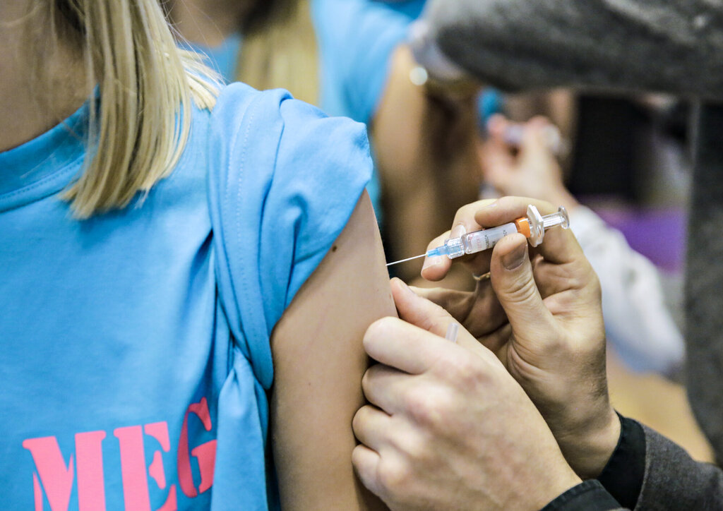 Bildet viser en arm det blir satt hpv-vaksine i.