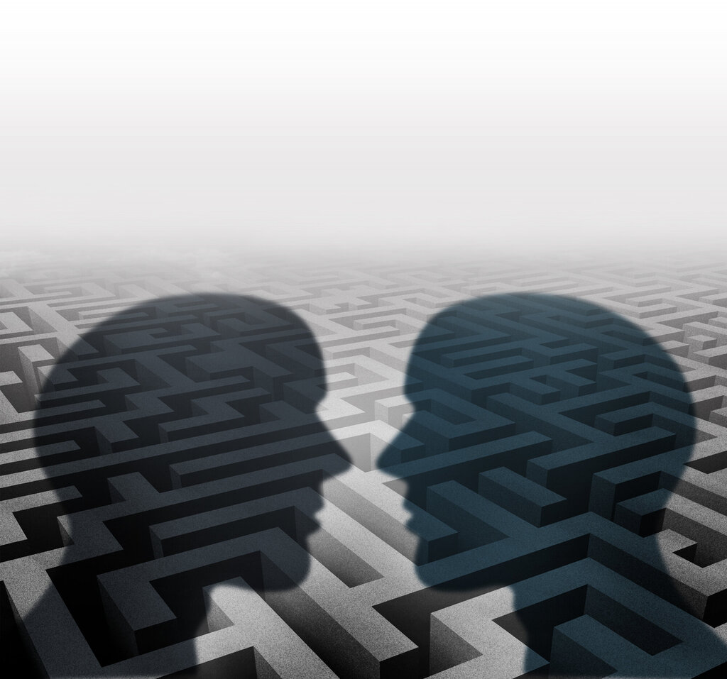 Bildet viser silhuetten av to mennesker som står ovenfor hverandre. I bakgrunnen kan man skimte en labyrint.