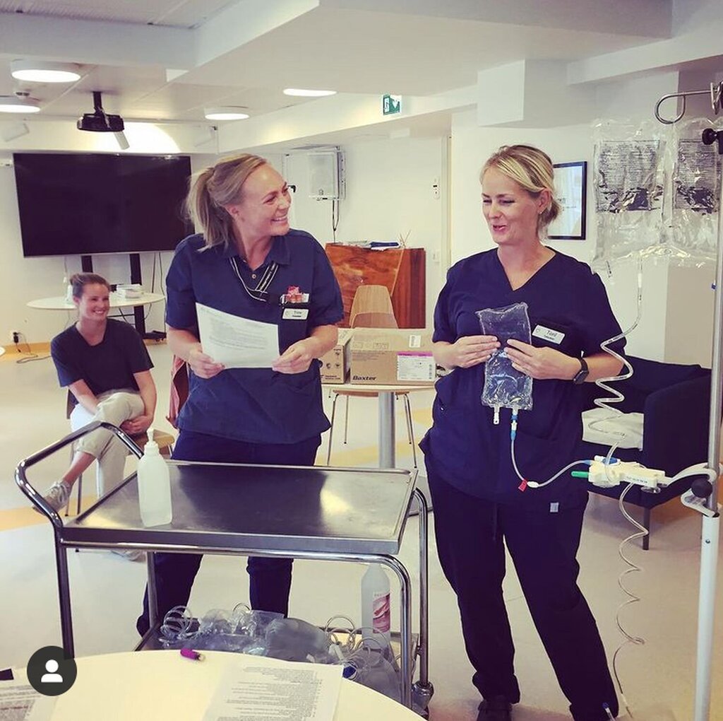 Bildet viser sykepleiere som får opplæring i dialyse.