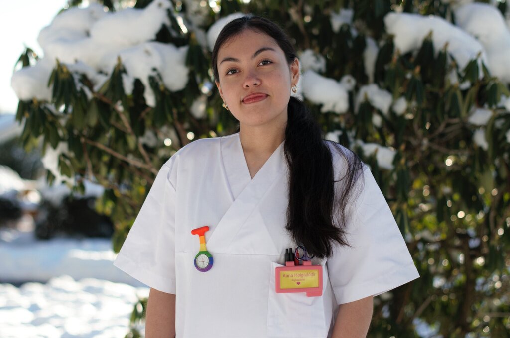 Bildet viser sykepleier Anne Isabella L. Helgadóttir. Hun poserer ut i sykepleieruniform.