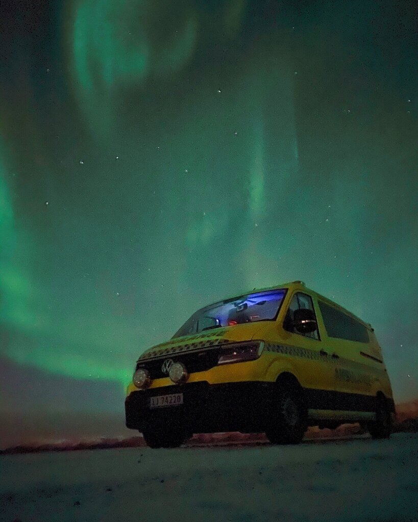 Bildet viser en ambulanse i nordlyset.