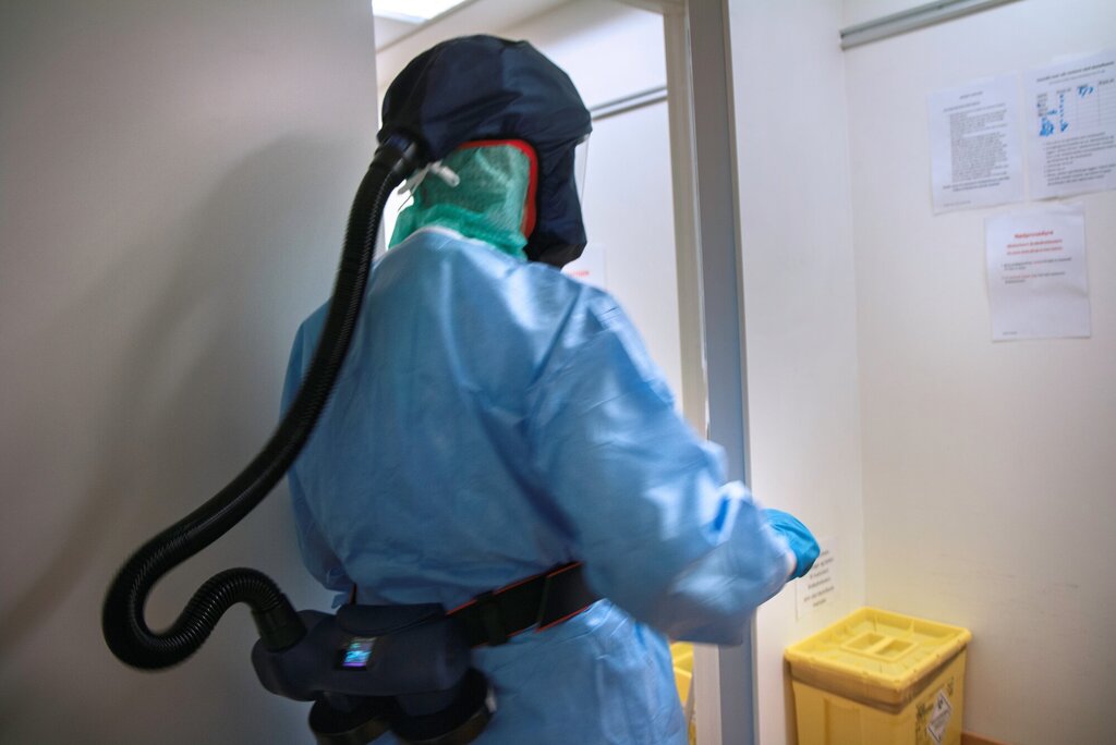 Bildet viser en intensivsykepleier med smittevernutstyr på jobb