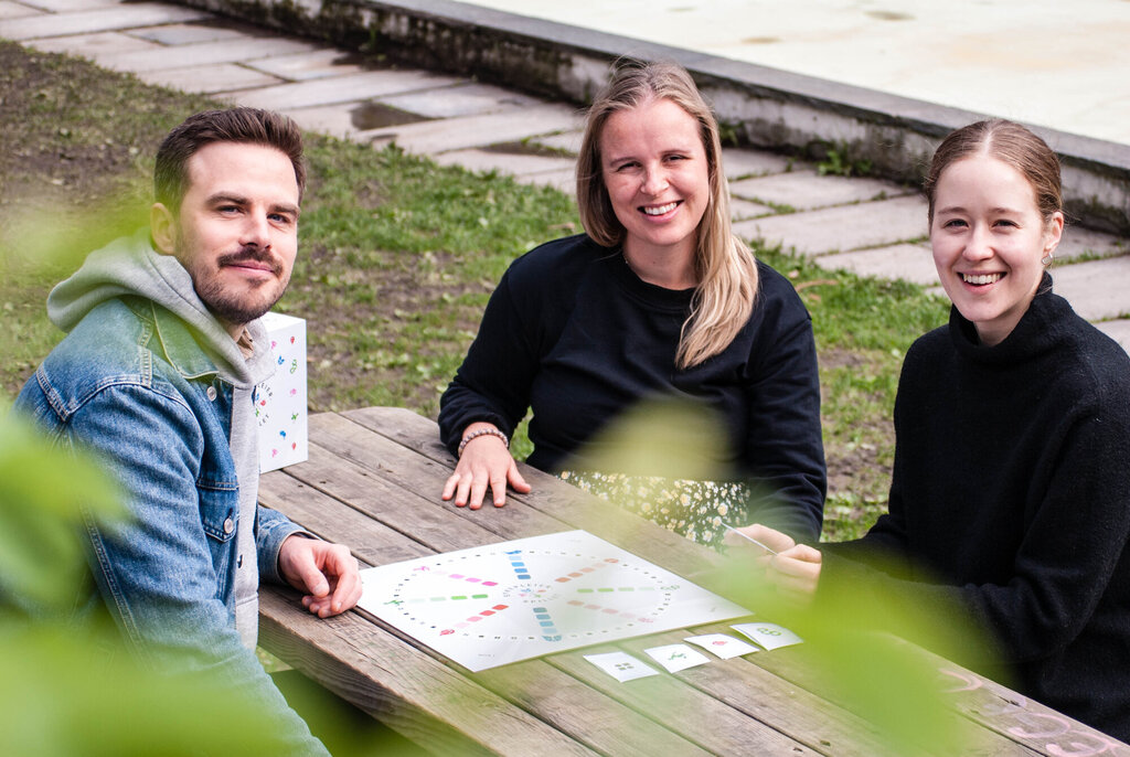 Sykepleierne og spillmakerne Martin Brønner (t.v.), Kaja Bast Sørsdal og Ane Haugvaldstad Walle.