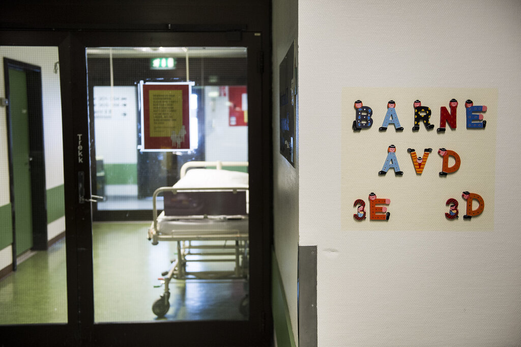 Bildet viser inngangen til en barneavdeling på Stavanger universitetssjukehus.