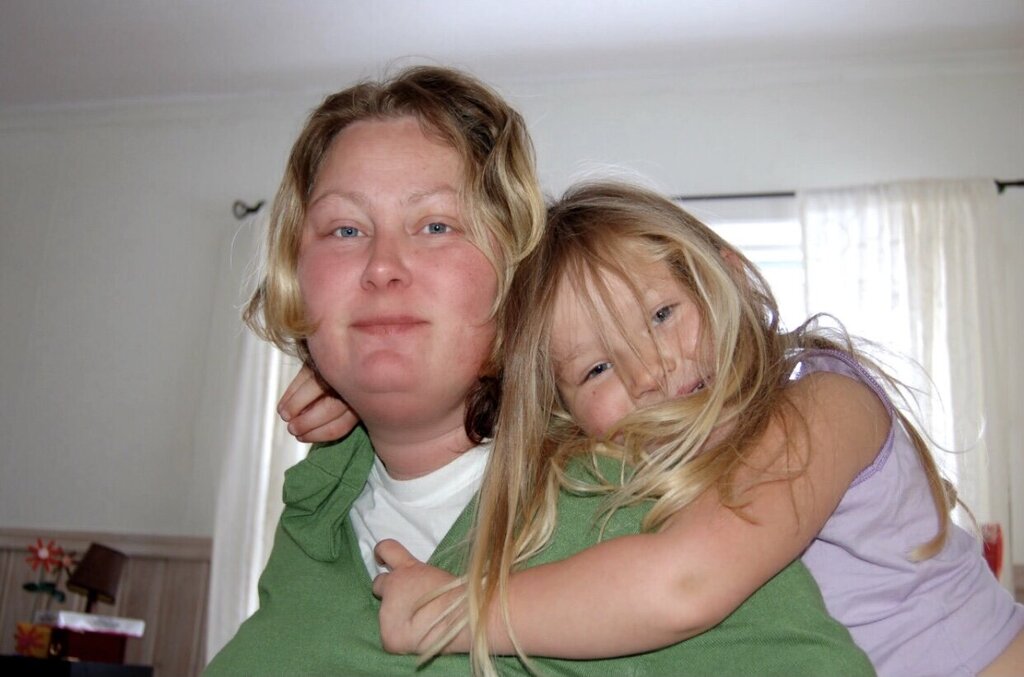 Privat bilde fra 2005 . Bildet viser Mailinn sammen med datteren, som i dag er 20 år.