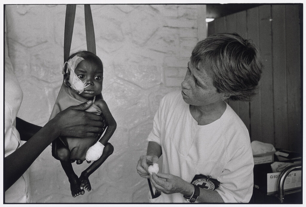 Bildet viser sykepleier Turid Andreassen på sitt første første oppdrag. Juba 2005