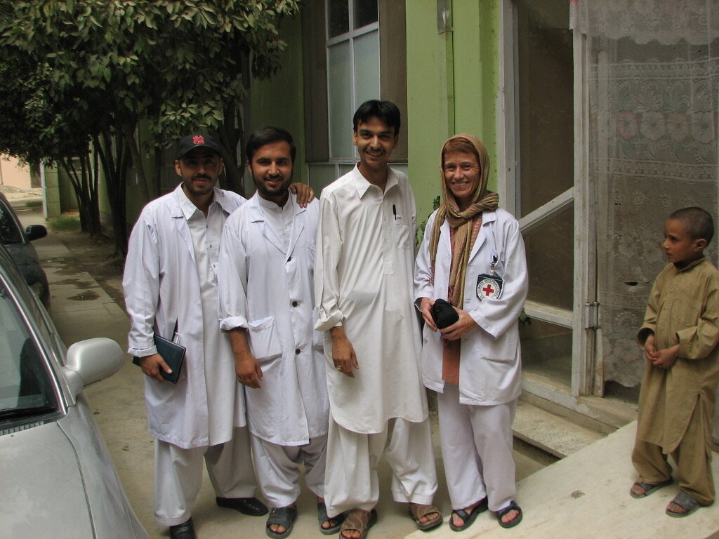 Bildet viser Turid Andreassen sammen med lokale kolleger i Afghanistan