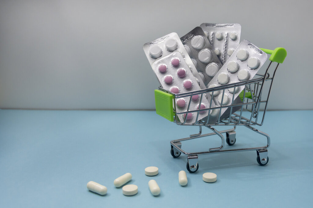 Bildet viser en handlekurv med forskjellige legemidler