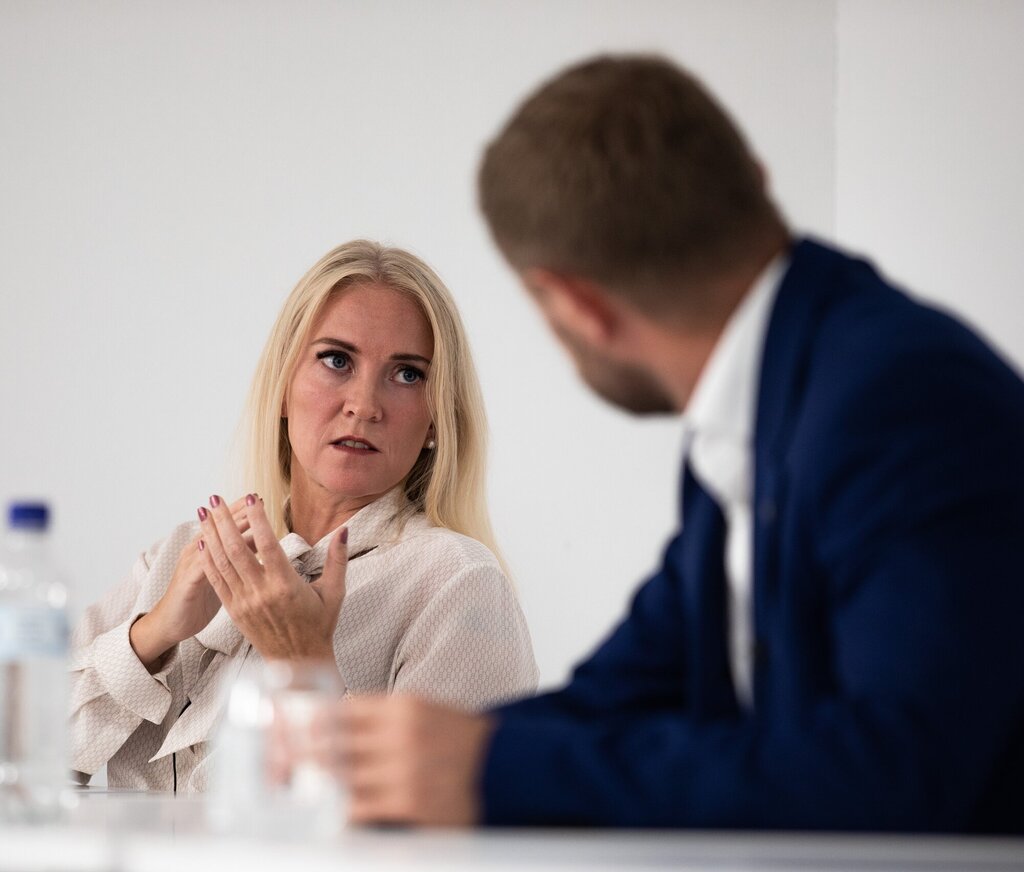 Bildet viser Lill Sverredatter Larsen i samtale med Bent Høie