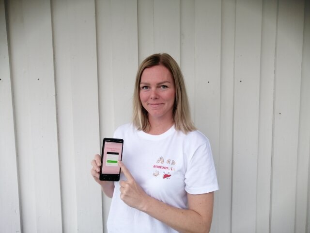 Bildet viser Ann Kristin Nygård med en mobiltelefon.
