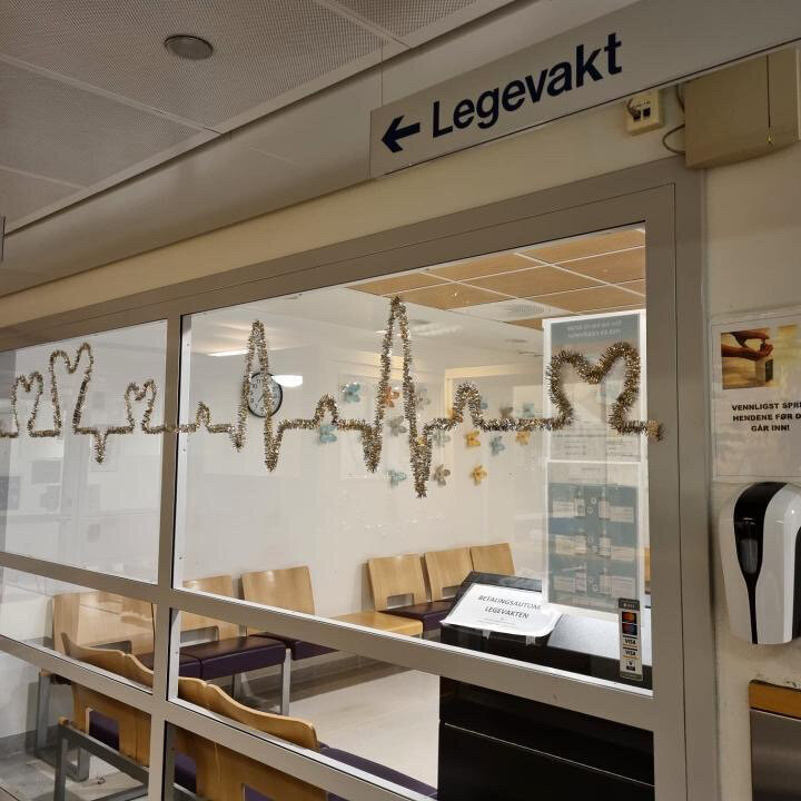 Bildene viser hjerterytmer laget av glitterlenker på legevakten i Arendal.