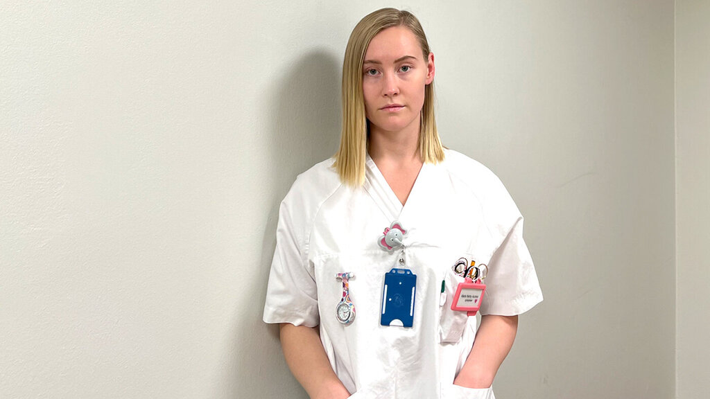 Bildet viser sykepleier Marte Aunmo i sykepleieruniform