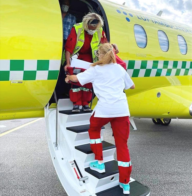 Bildet viser Mona Eilertsen som tar imot baby som er blitt fraktet med ambulansefly til Kristiansand.