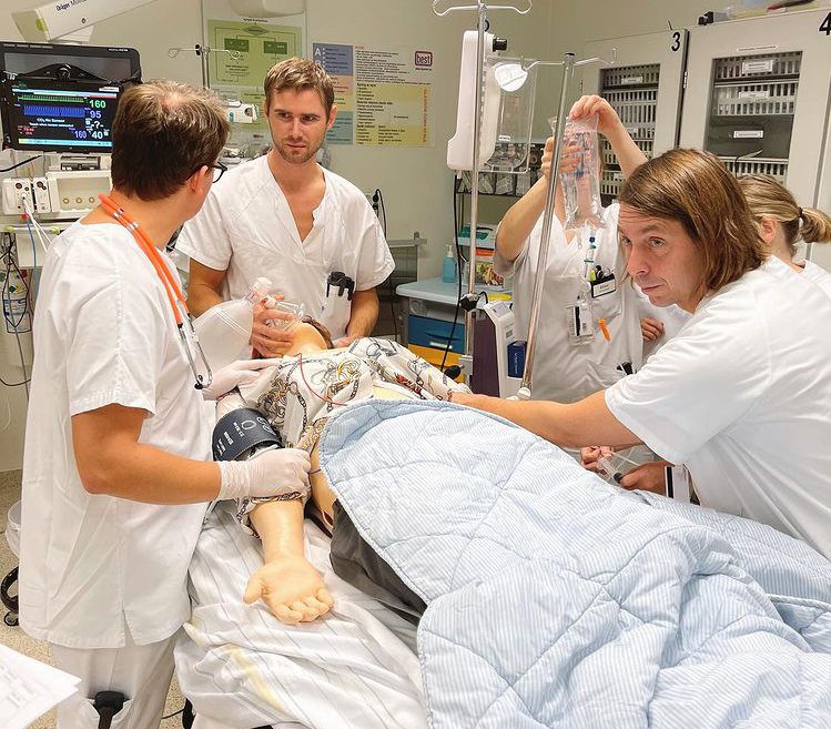 Bildet viser helsepersonell som øver på å ta imot kritisk syk pasient.